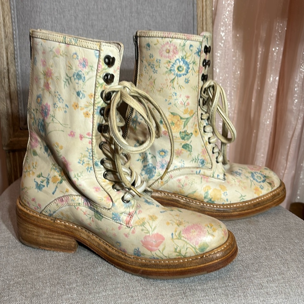 FREE PEOPLE Floral lace up boot 👢 Leather